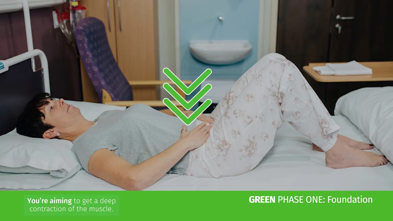 병원 침대에 누워 있는 사람