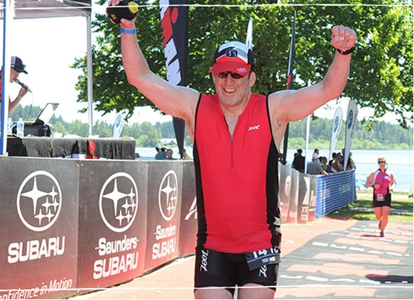 팔을 들어 올리고 있는 남자