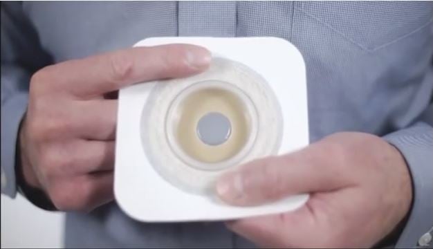 uma pessoa segurando um copo branco