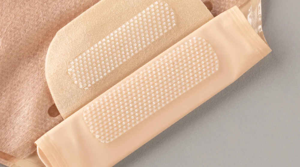 ein weiß-braunes Handtuch