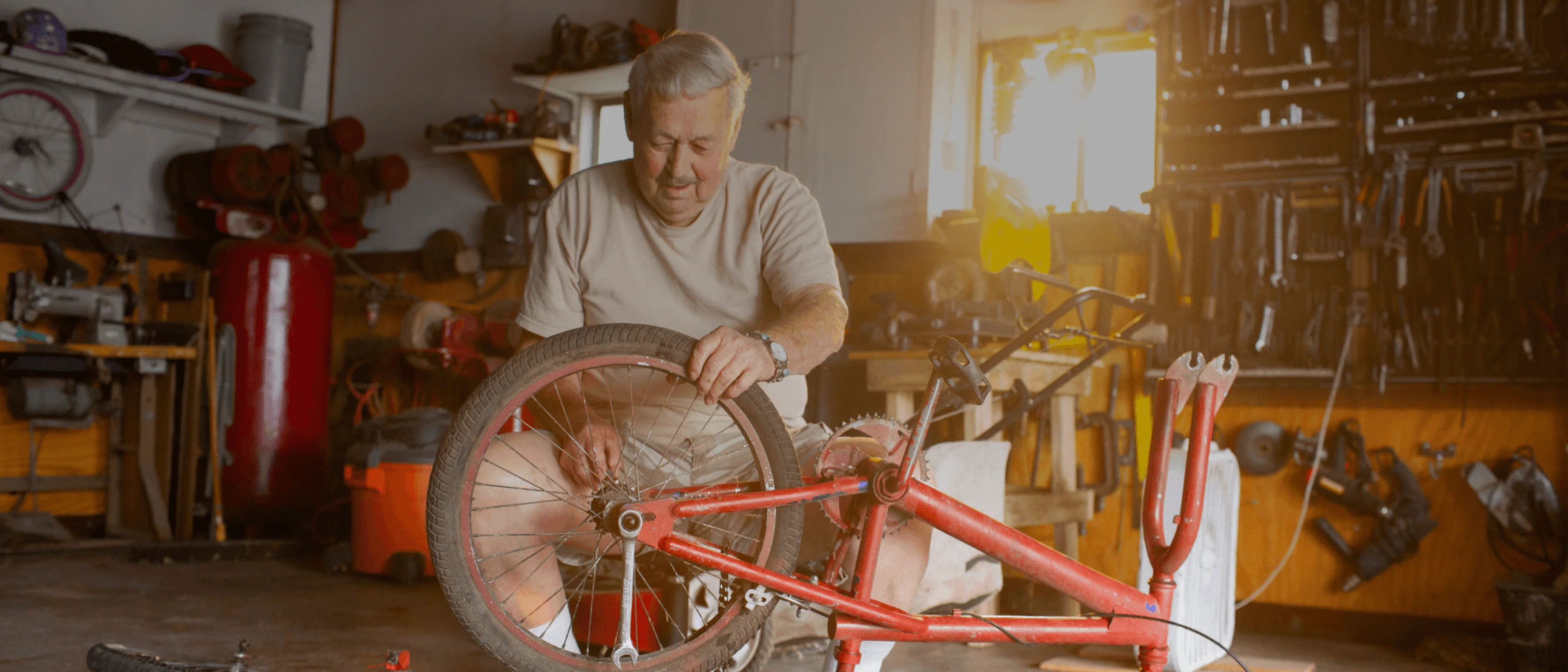 een persoon die aan een fiets werkt