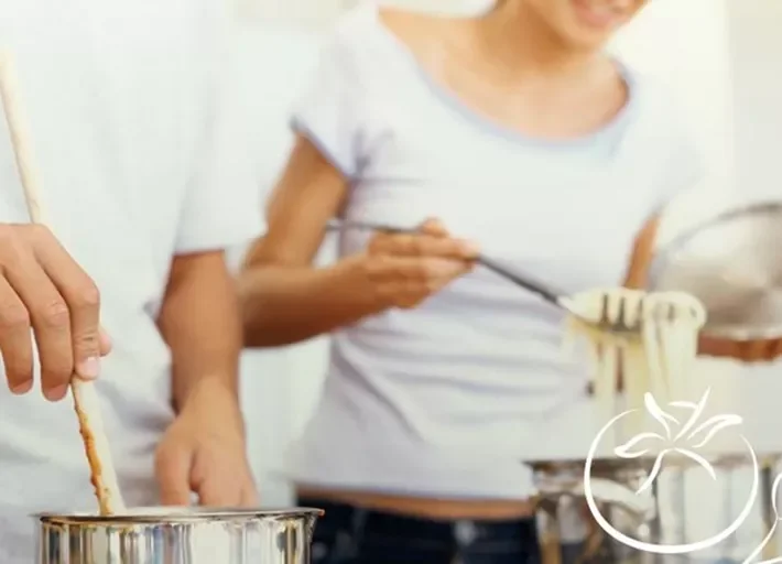 osoba hrající na bicí