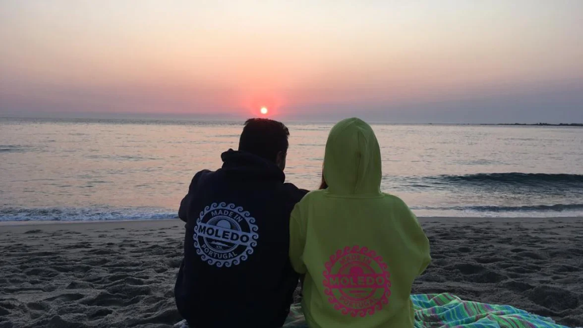 Una coppia che esprime il proprio amore e affetto l'uno per l'altro.