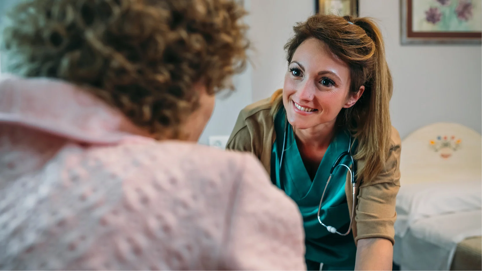 Een vrouw die naar de camera glimlacht