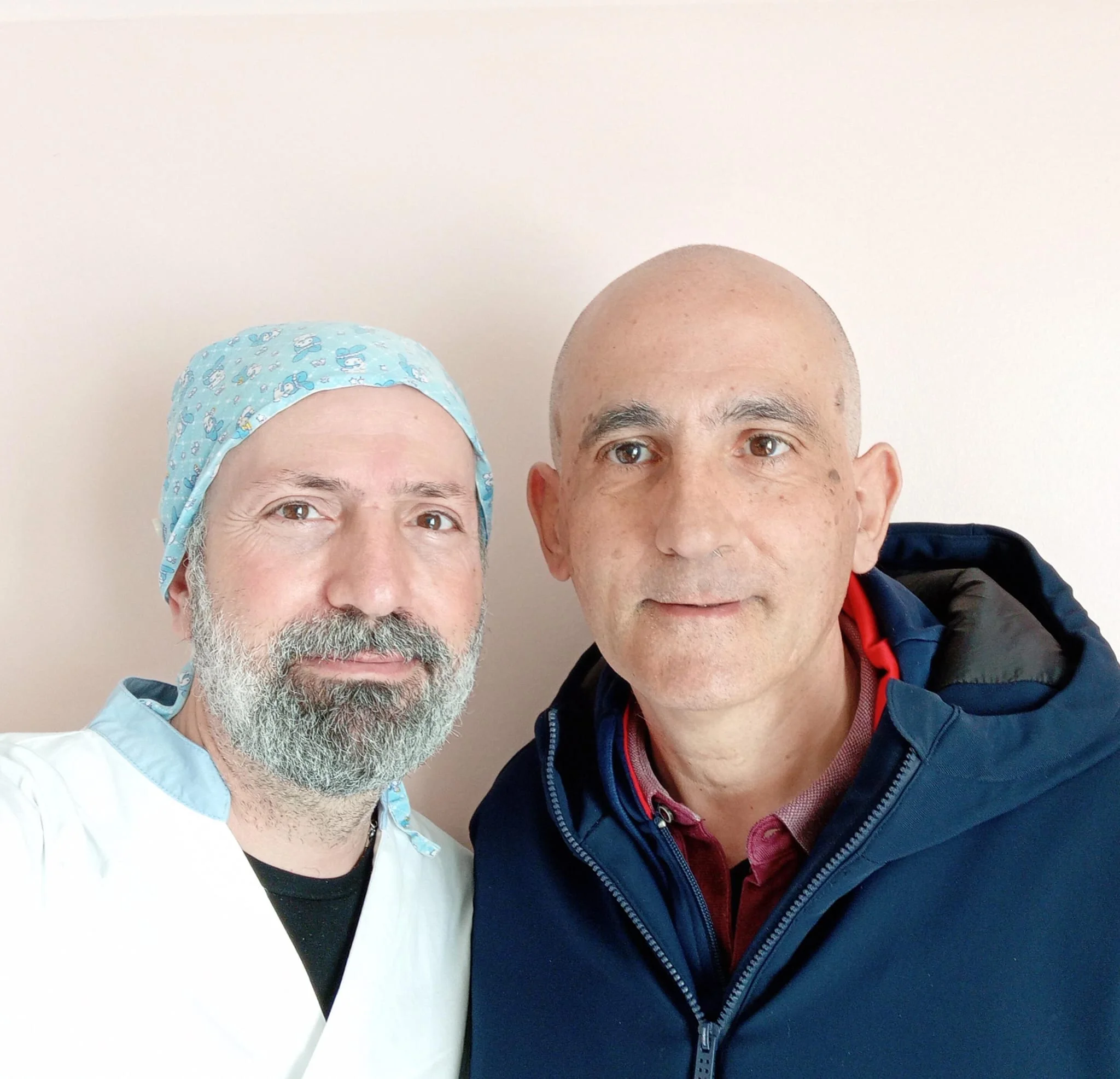 カメラに向かってポーズをとるカップルの男性