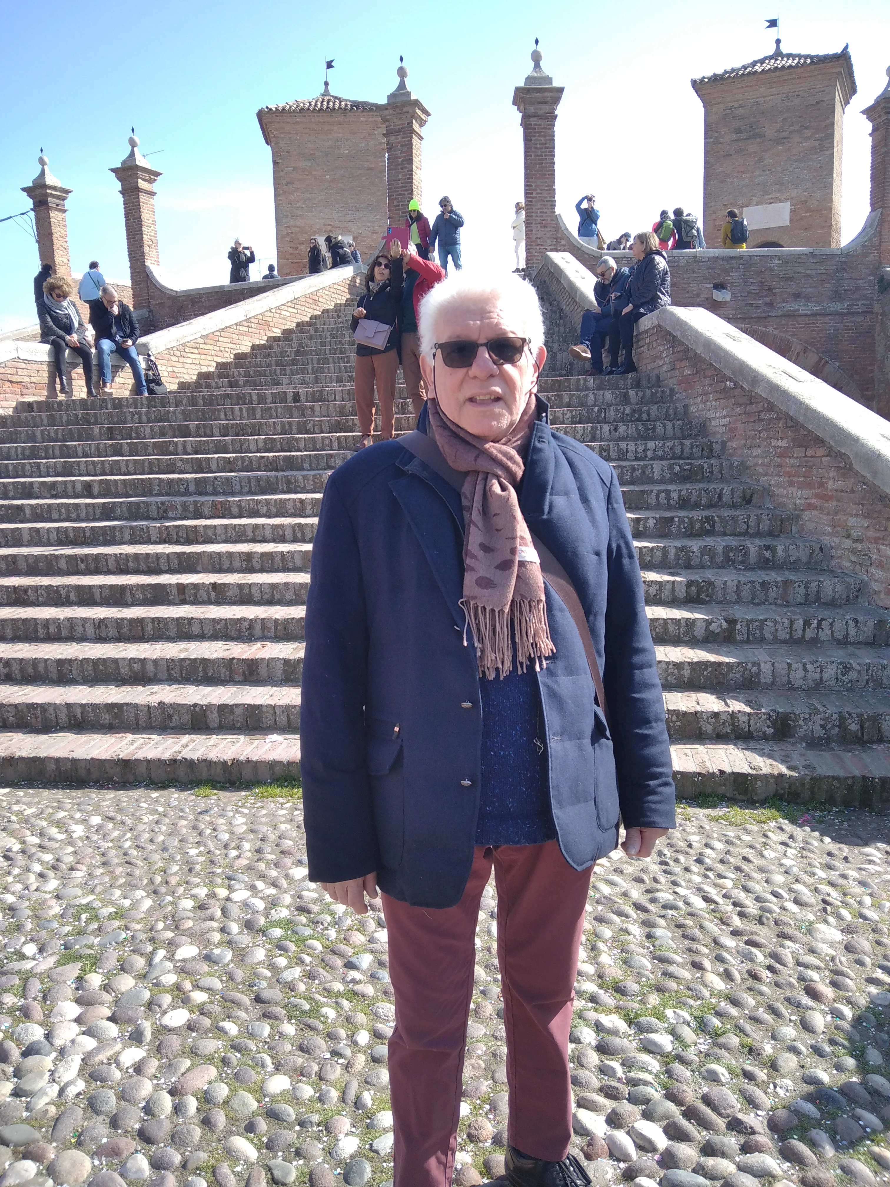 階段に立っている男性