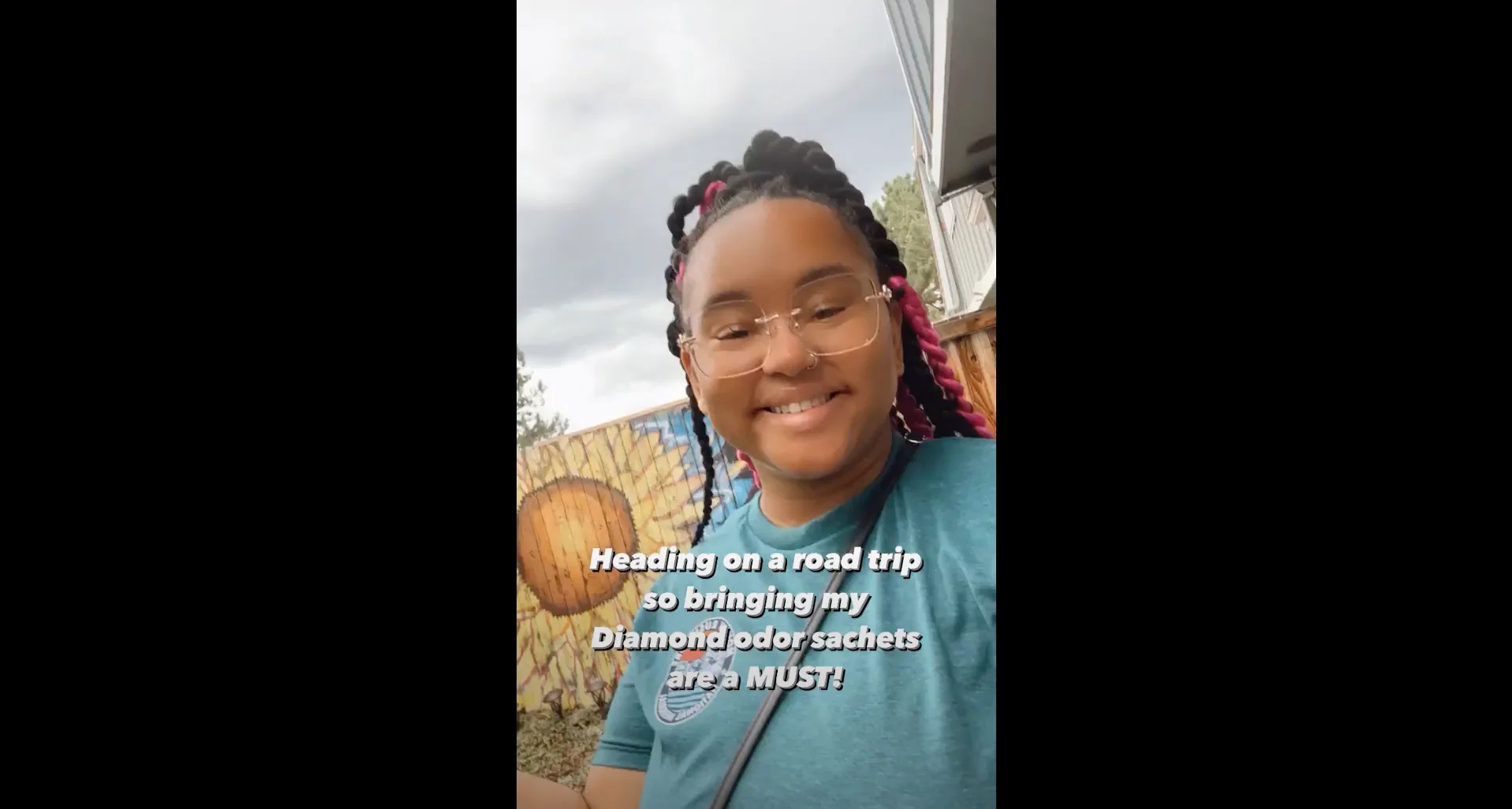 Basketbol topuyla gülümseyen bir kişi