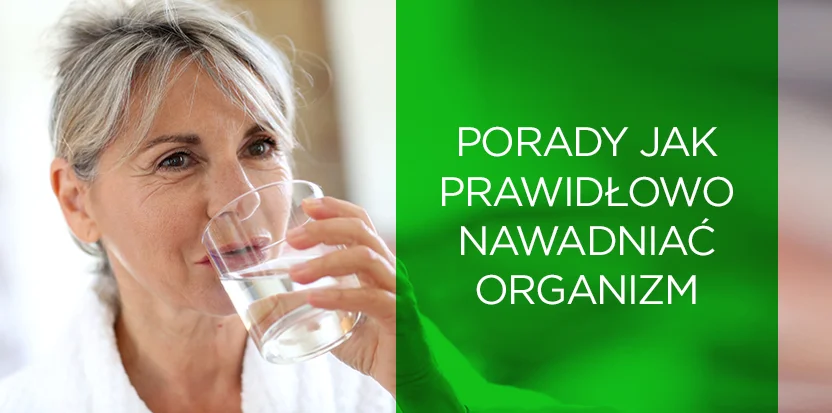 kobieta pijąca ze szklanki