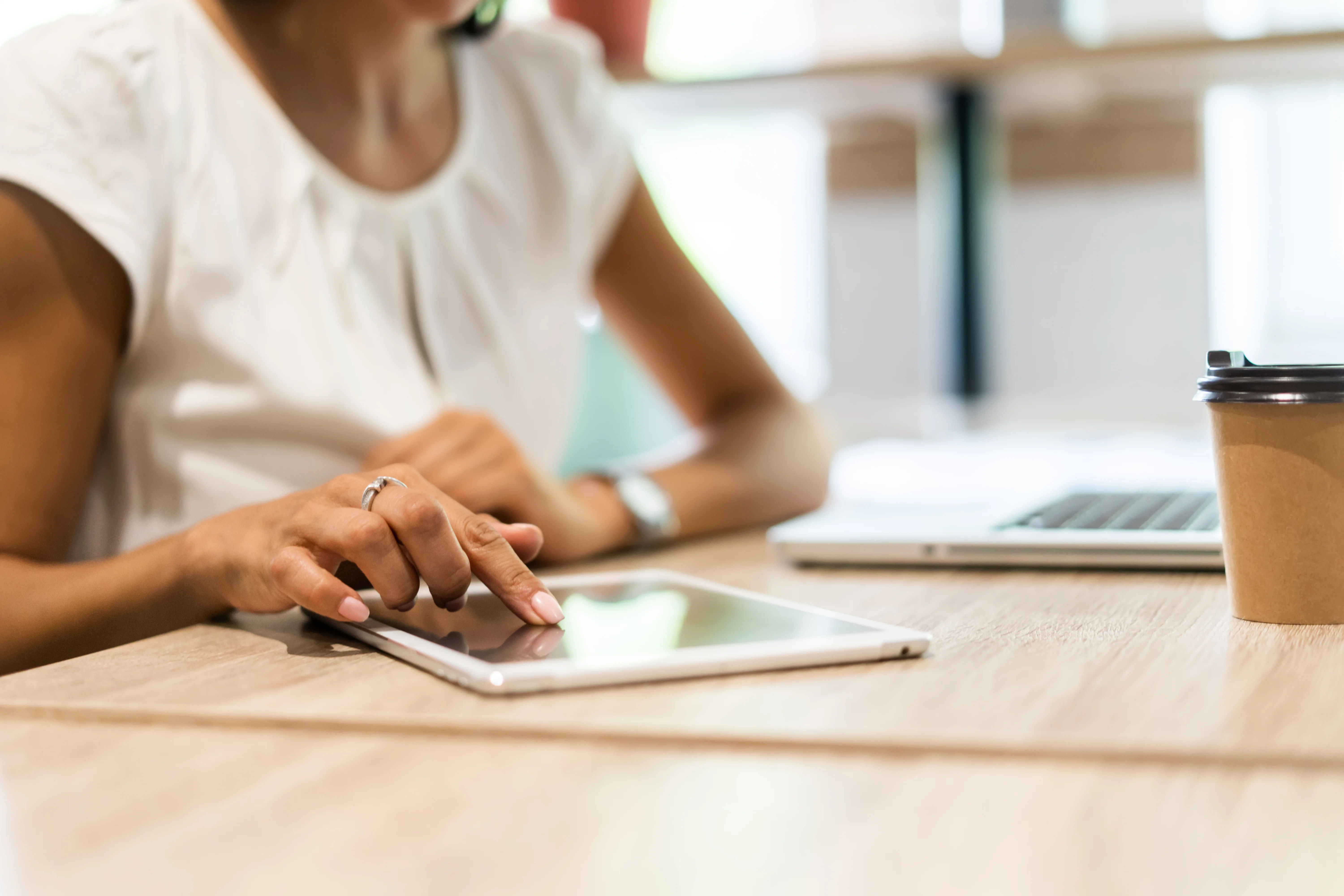 une personne utilisant une tablette