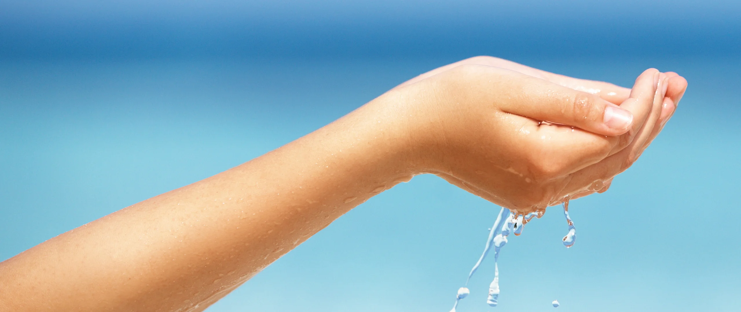 een hand die een sliert water vasthoudt