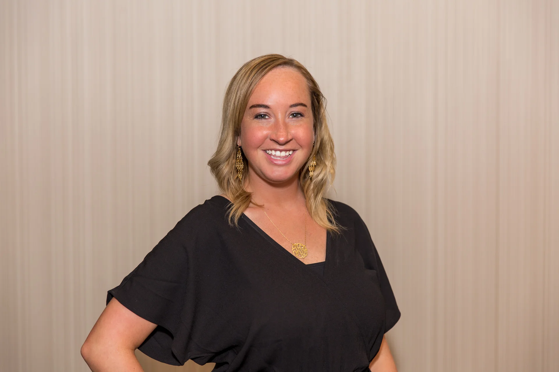 Una mujer sonriendo para la cámara