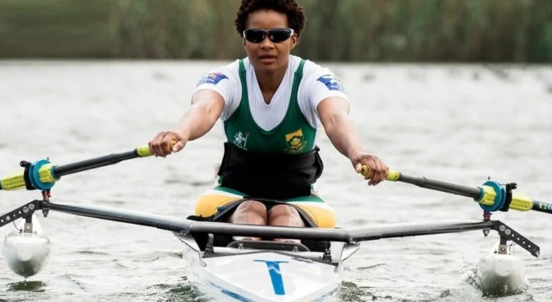 uma pessoa remando um barco