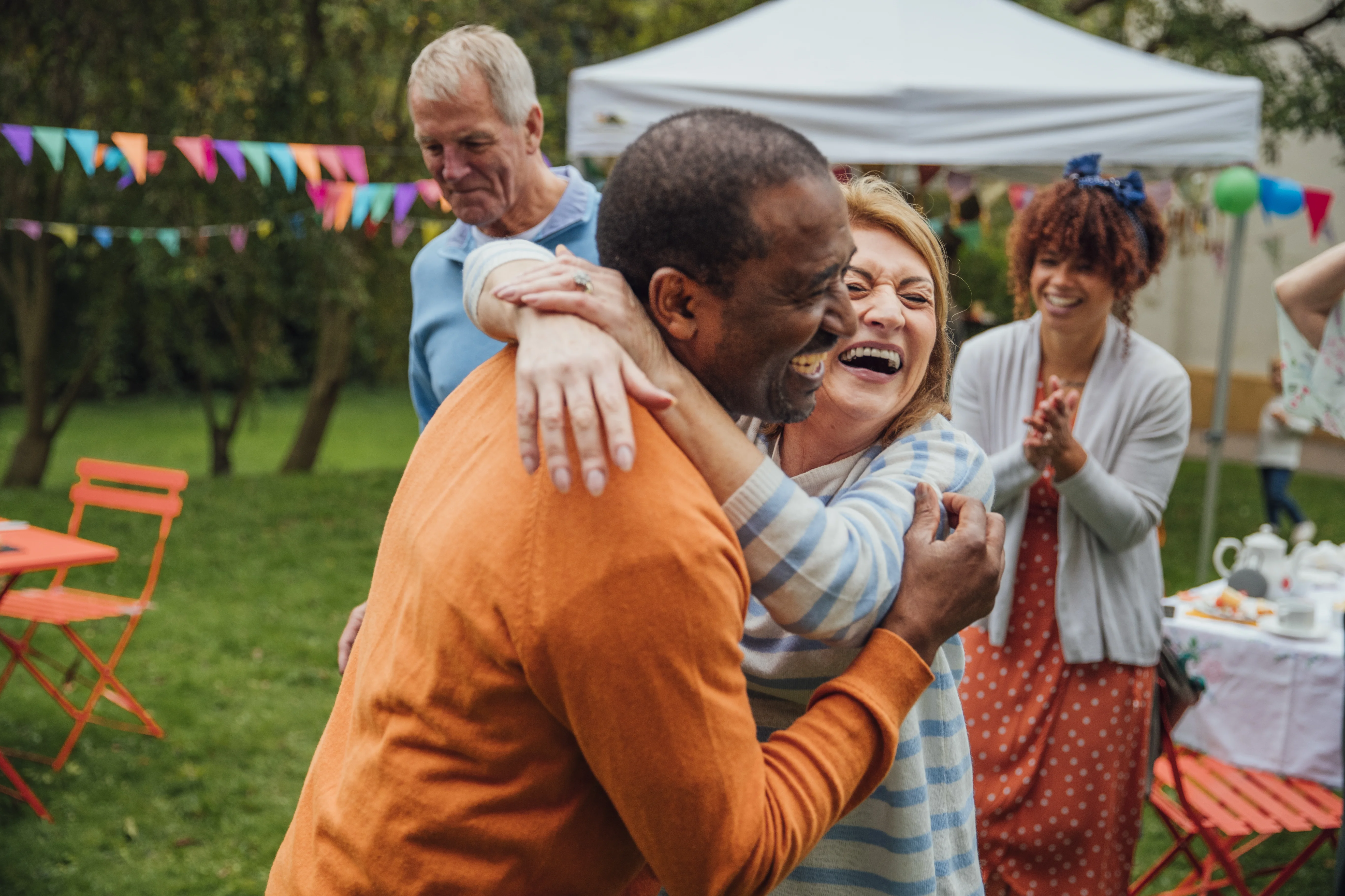 un homme tenant une femme