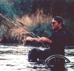 Un hombre en silla de ruedas pescando