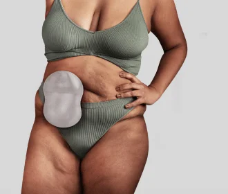 una donna che tiene un bambino