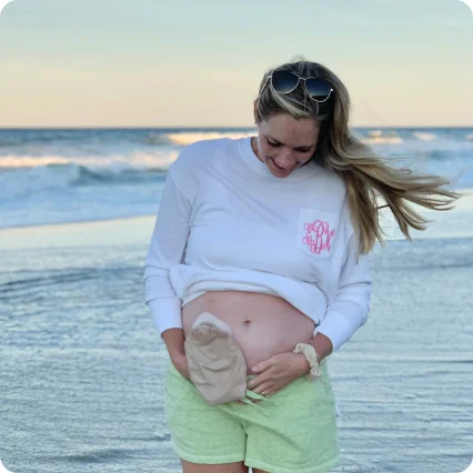 한 여성이 장루 주머니를 달고 살고 있다