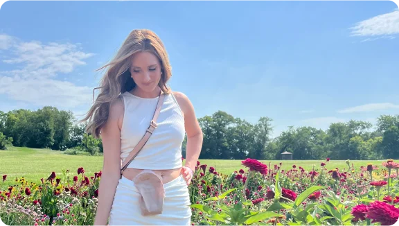 človek stojaci na poli kvetov