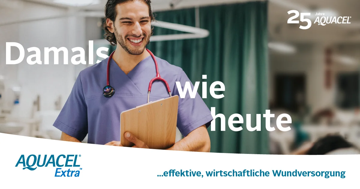 ein Mann mit einem Klemmbrett